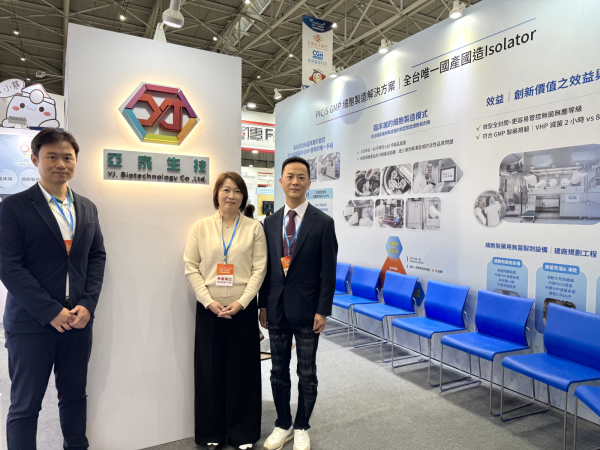 微型智能細胞製劑廠-亞家生技受邀參加2024年台灣醫療科技展，以探索再生醫學與外泌體技術的最新進展與應用為主軸，大秀公司旗下台灣首家獲得GTP認可的微型智能細胞製劑廠，及運用其細胞製藥用無菌隔離裝置延伸在外泌體技術的開發設計，大秀再生細胞治療GMP最佳選擇。圖右為亞家生技創辦人兼總經理 吳坤烈、圖中為董事長 李智慧、圖左為策略